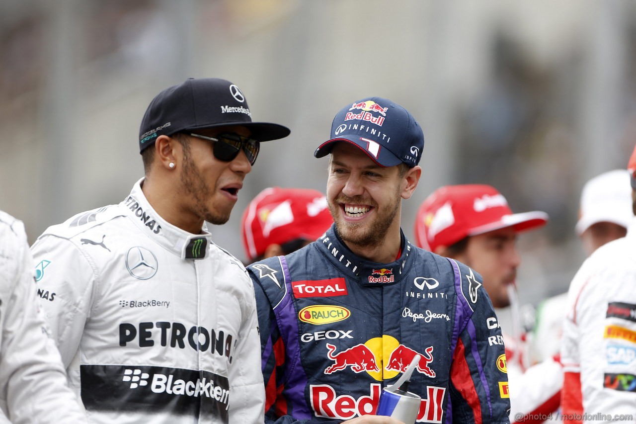 GP BRASILE, 24.11.2013 - Lewis Hamilton (GBR) Mercedes AMG F1 W04 e Sebastian Vettel (GER) Red Bull Racing RB9 