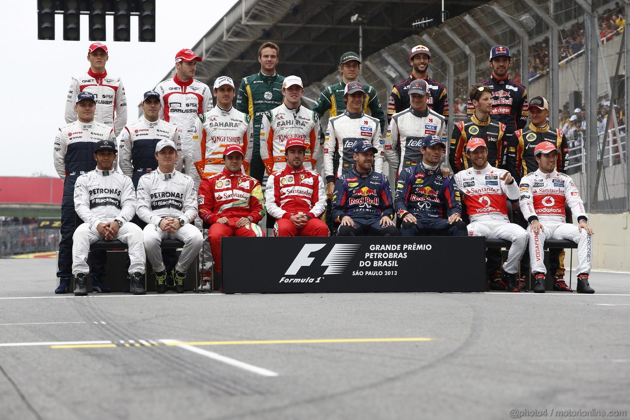 GP BRASILE, 24.11.2013 - Drivers family picture.