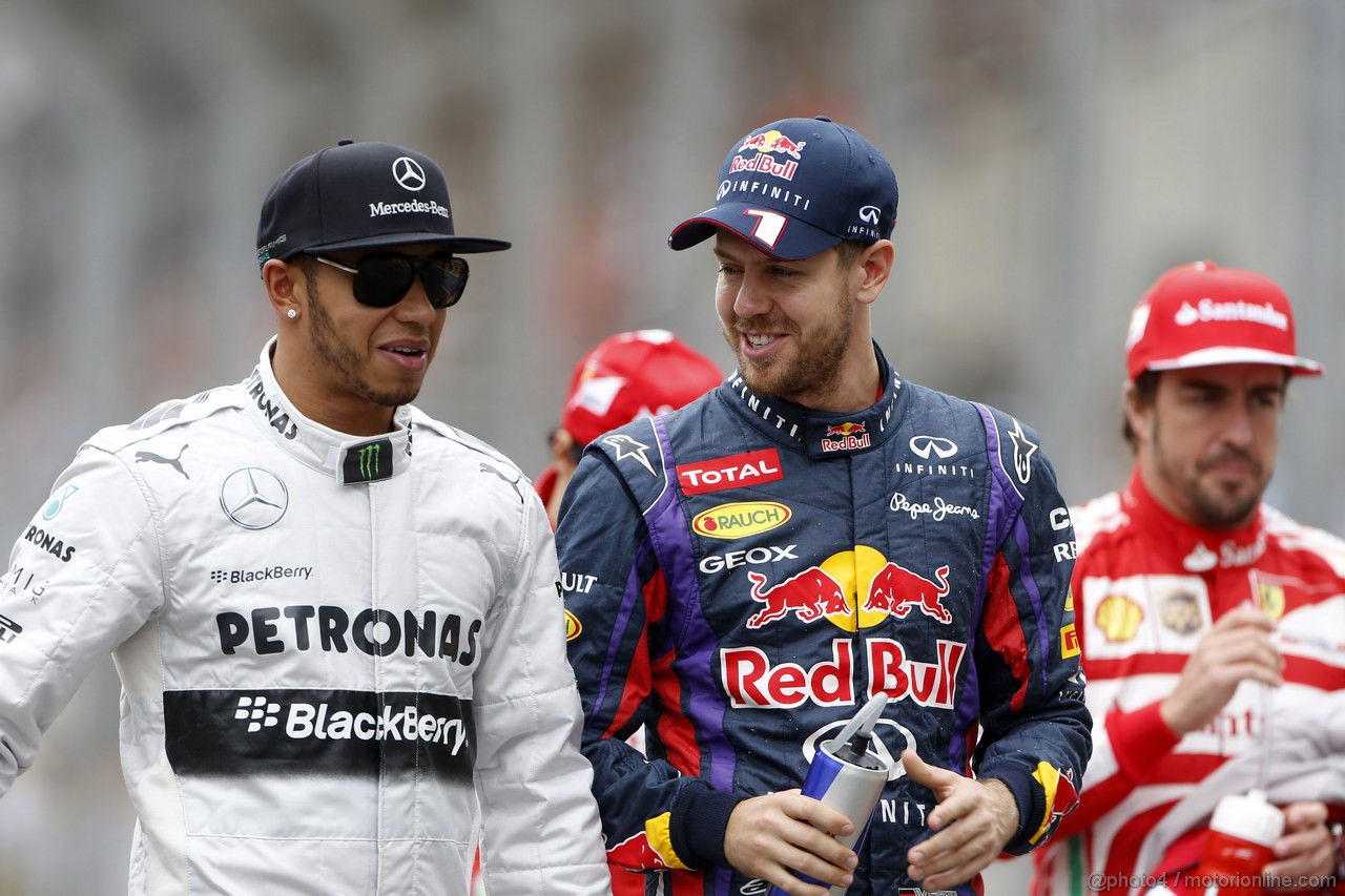 GP BRASILE, 24.11.2013 - Lewis Hamilton (GBR) Mercedes AMG F1 W04 e Sebastian Vettel (GER) Red Bull Racing RB9