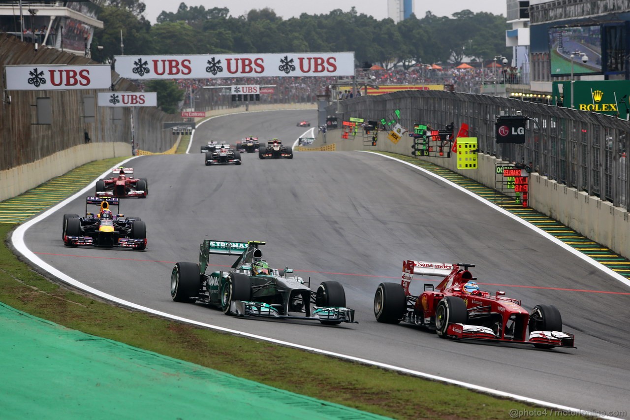 GP BRASILE, 24.11.2013 - Gara, Lewis Hamilton (GBR) Mercedes AMG F1 W04 e Fernando Alonso (ESP) Ferrari F138 