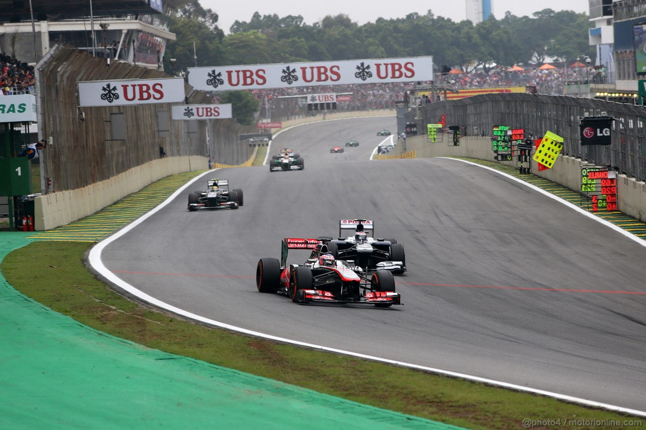GP BRASILE, 24.11.2013 - Gara, Jenson Button (GBR) McLaren Mercedes MP4-28 e Valtteri Bottas (FIN), Williams F1 Team FW35 