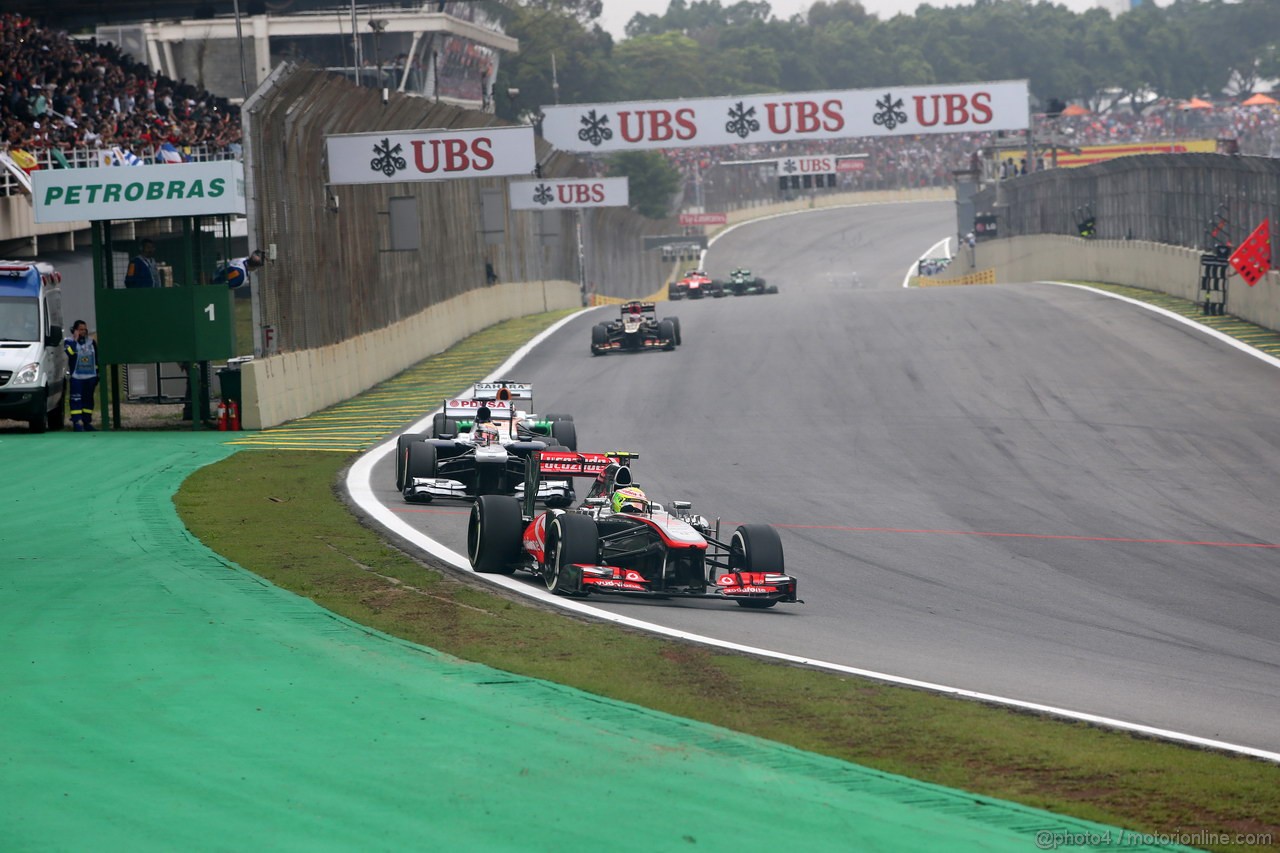 GP BRASILE, 24.11.2013 - Gara, Sergio Perez (MEX) McLaren MP4-28 