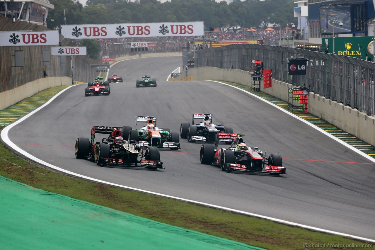 GP BRASILE, 24.11.2013 - Gara, Heikki Kovalainen (FIN) Lotus F1 Team E21  e Sergio Perez (MEX) McLaren MP4-28 