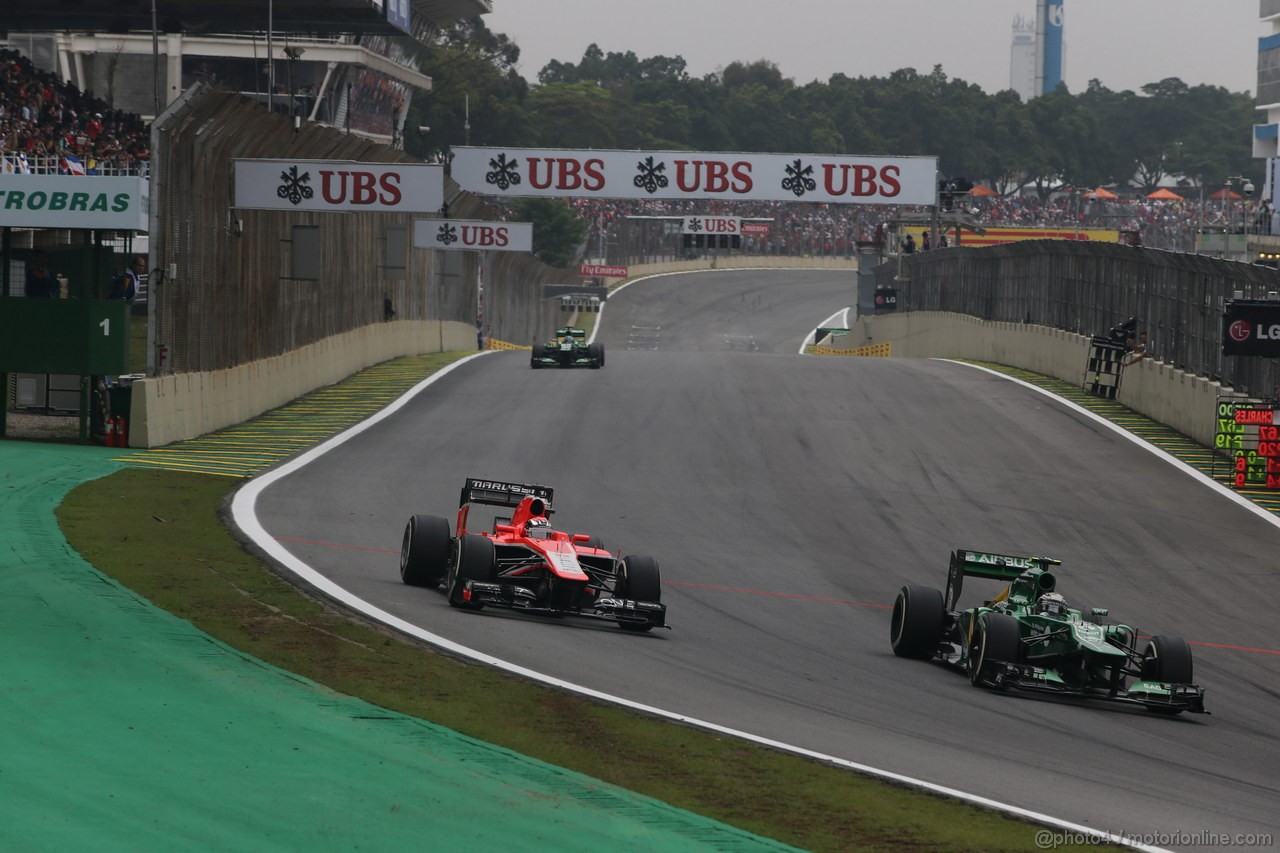 GP BRASILE, 24.11.2013 - Gara, Jules Bianchi (FRA) Marussia F1 Team MR02 e Giedo Van der Garde (NED), Caterham F1 Team CT03 