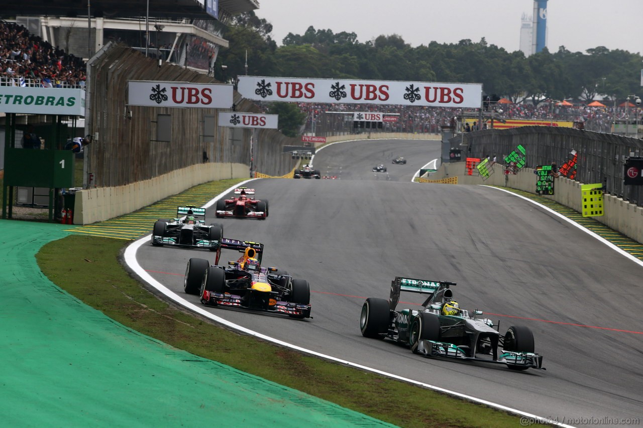 GP BRASILE, 24.11.2013 - Gara, Nico Rosberg (GER) Mercedes AMG F1 W04 davanti a Mark Webber (AUS) Red Bull Racing RB9 