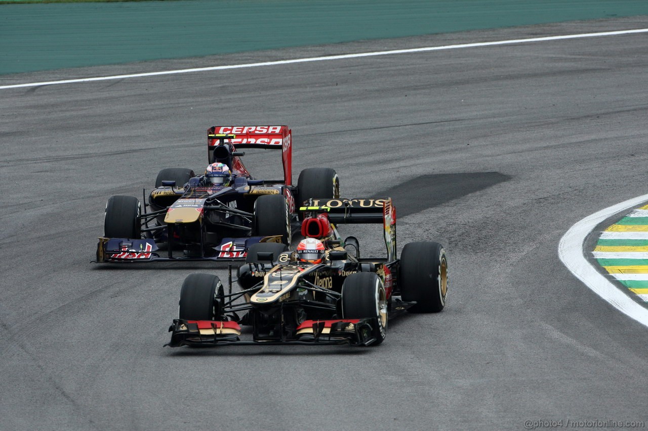 GP BRASILE, 24.11.2013 - Gara, Heikki Kovalainen (FIN) Lotus F1 Team E21  davanti a Daniel Ricciardo (AUS) Scuderia Toro Rosso STR8 