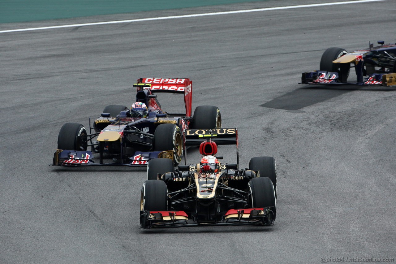 GP BRASILE, 24.11.2013 - Gara, Heikki Kovalainen (FIN) Lotus F1 Team E21  davanti aDaniel Ricciardo (AUS) Scuderia Toro Rosso STR8 