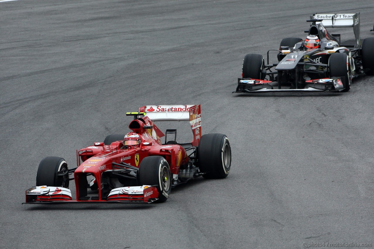 GP BRASILE, 24.11.2013 - Gara, Felipe Massa (BRA) Ferrari F138 davanti a Nico Hulkenberg (GER) Sauber F1 Team C32 