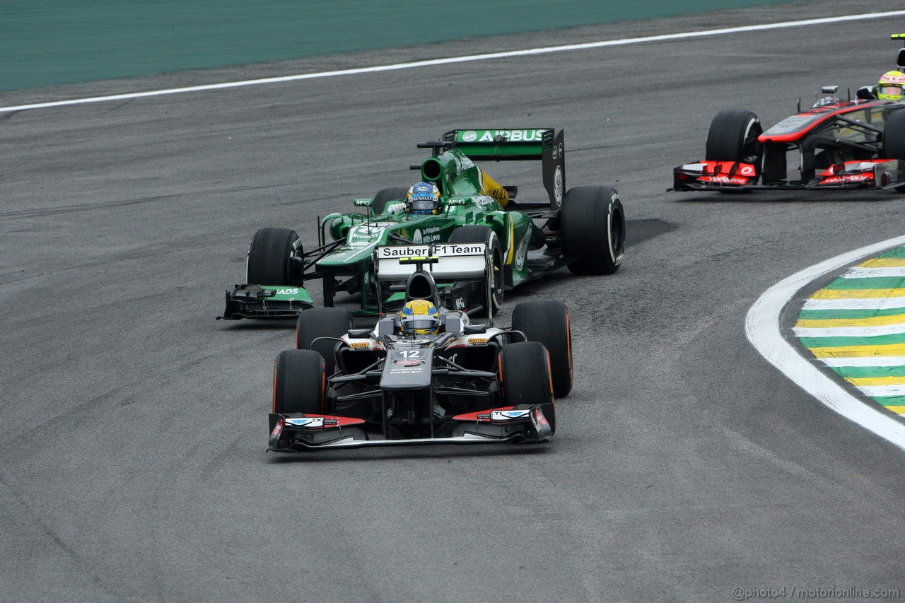 GP BRASILE, 24.11.2013 - Gara, Esteban Gutierrez (MEX), Sauber F1 Team C32 davanti a Charles Pic (FRA) Caterham F1 Team CT03 