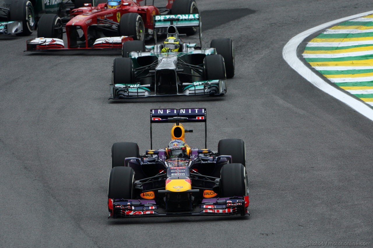 GP BRASILE, 24.11.2013 - Gara, Sebastian Vettel (GER) Red Bull Racing RB9 davanti a Nico Rosberg (GER) Mercedes AMG F1 W04 