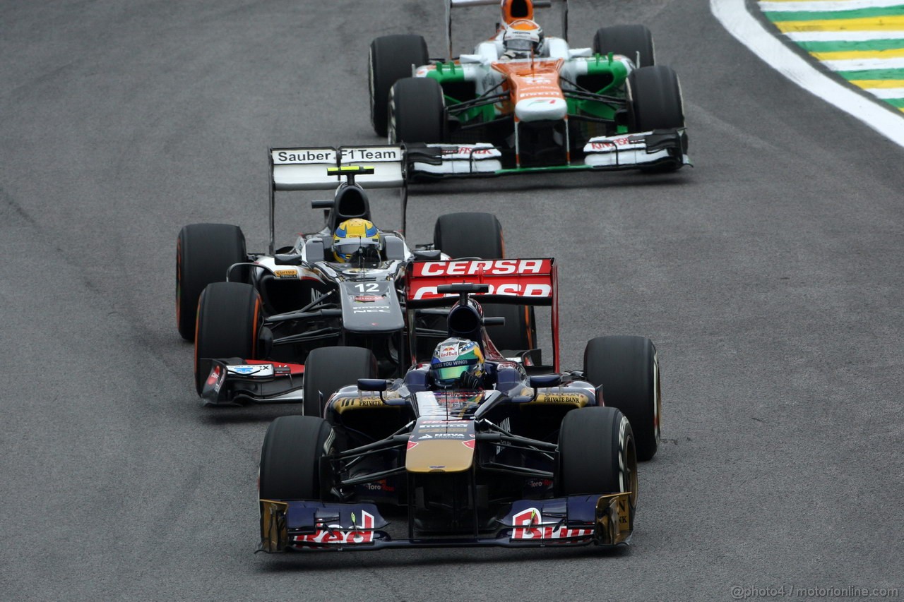 GP BRASILE, 24.11.2013 - Gara, Jean-Eric Vergne (FRA) Scuderia Toro Rosso STR8 davanti a Esteban Gutierrez (MEX), Sauber F1 Team C32 