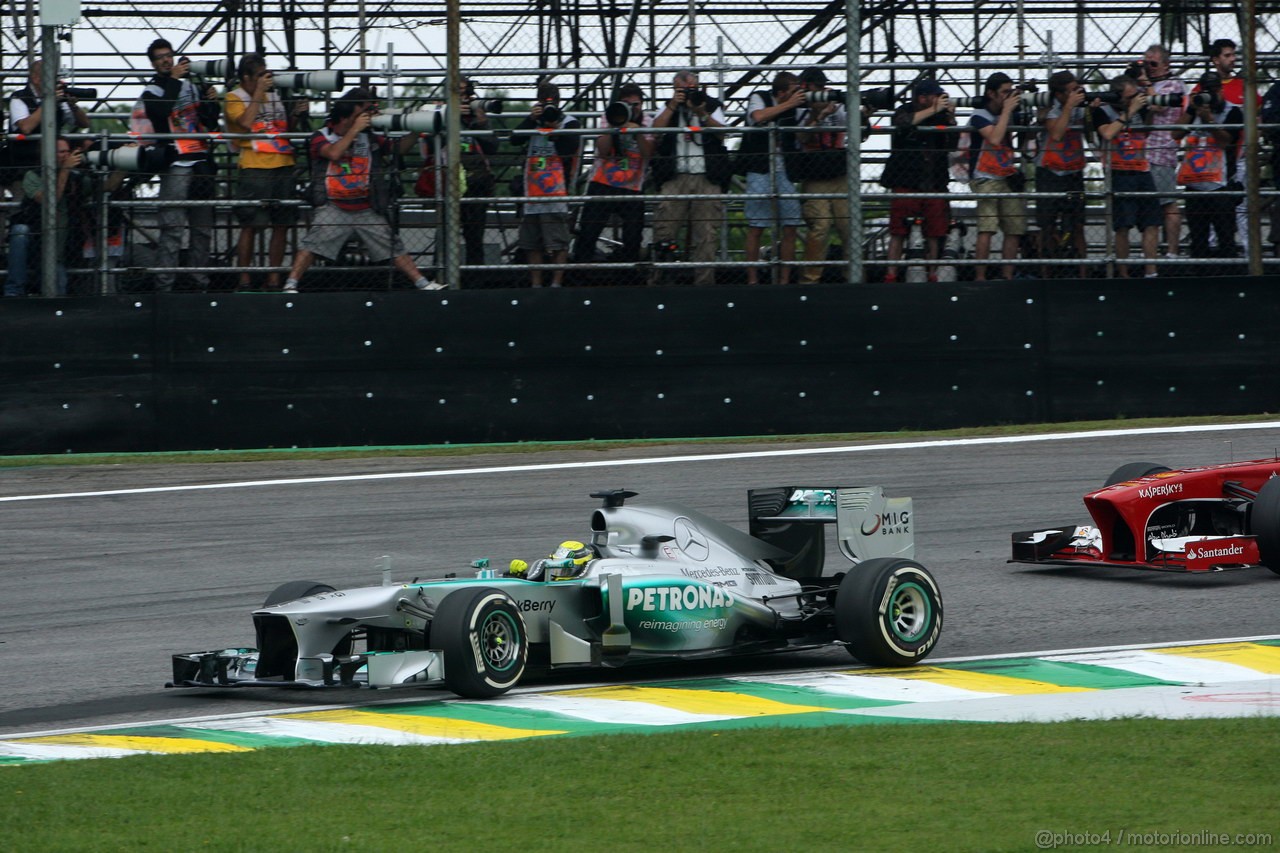 GP BRASILE, 24.11.2013 - Gara, Nico Rosberg (GER) Mercedes AMG F1 W04 davanti a Fernando Alonso (ESP) Ferrari F138 