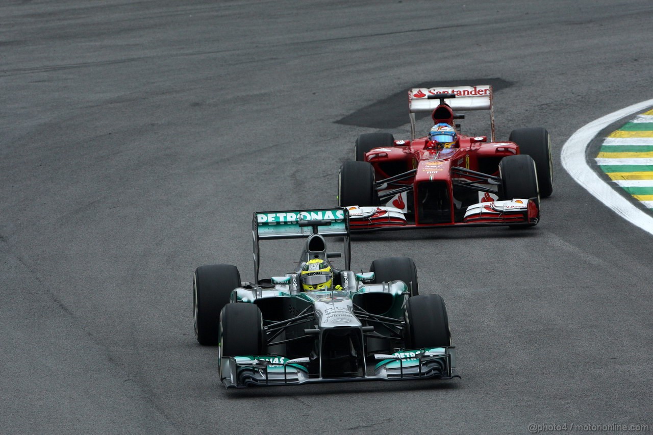 GP BRASILE, 24.11.2013 - Gara, Nico Rosberg (GER) Mercedes AMG F1 W04 davanti a Fernando Alonso (ESP) Ferrari F138 