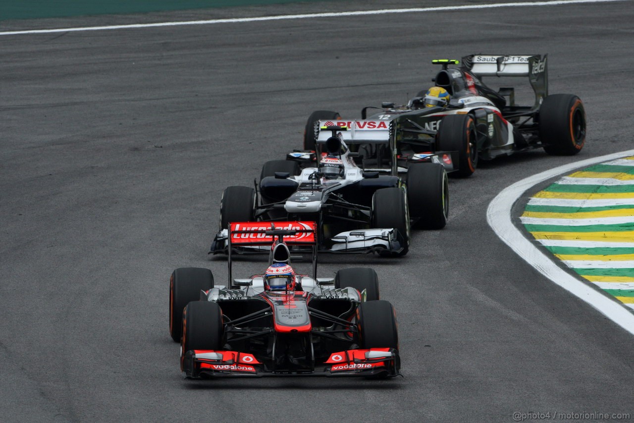 GP BRASILE, 24.11.2013 - Gara, Jenson Button (GBR) McLaren Mercedes MP4-28 davanti a Valtteri Bottas (FIN), Williams F1 Team FW35 
