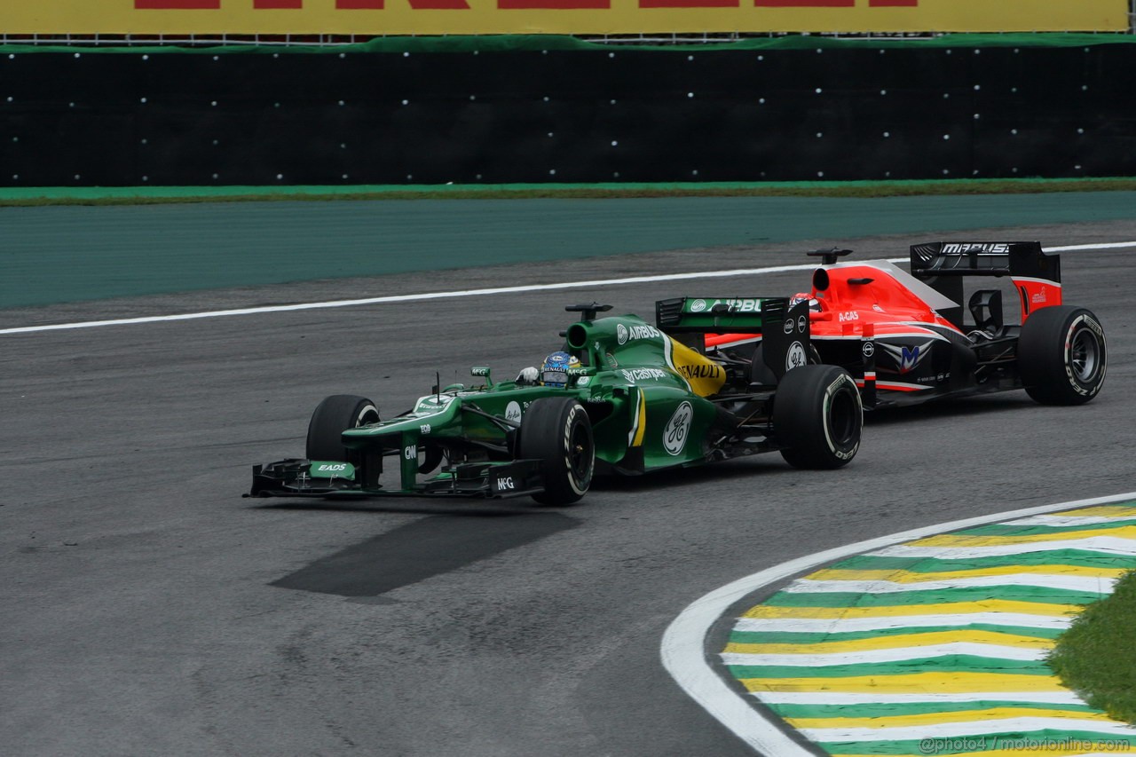 GP BRASILE, 24.11.2013 - Gara, Charles Pic (FRA) Caterham F1 Team CT03 e Jules Bianchi (FRA) Marussia F1 Team MR02 