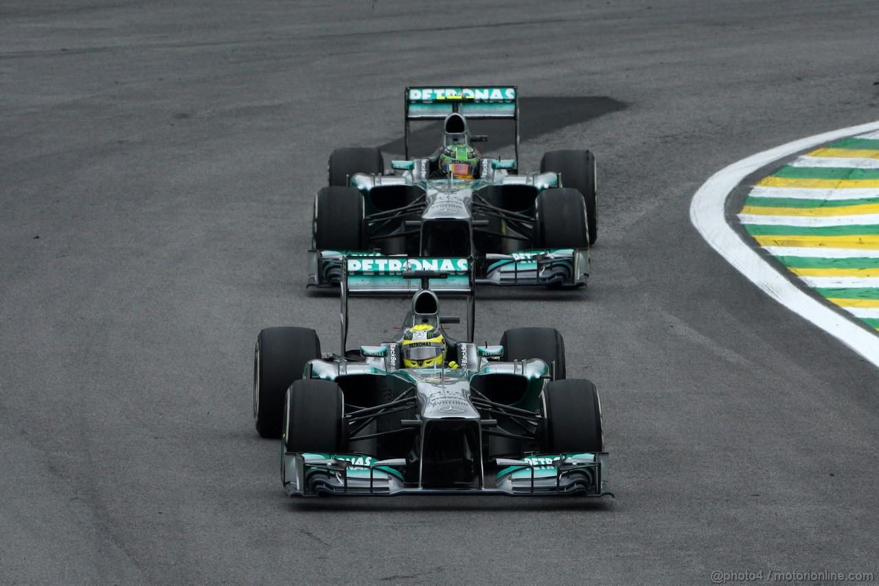 GP BRASILE, 24.11.2013 - Gara, Nico Rosberg (GER) Mercedes AMG F1 W04 davanti a Lewis Hamilton (GBR) Mercedes AMG F1 W04 