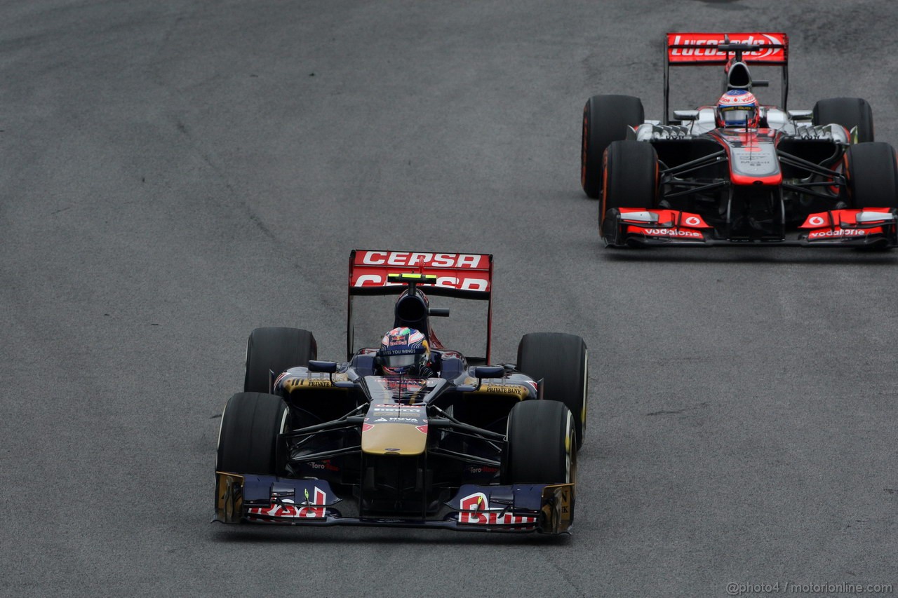 GP BRASILE, 24.11.2013 - Gara, Daniel Ricciardo (AUS) Scuderia Toro Rosso STR8 davanti a Jenson Button (GBR) McLaren Mercedes MP4-28 
