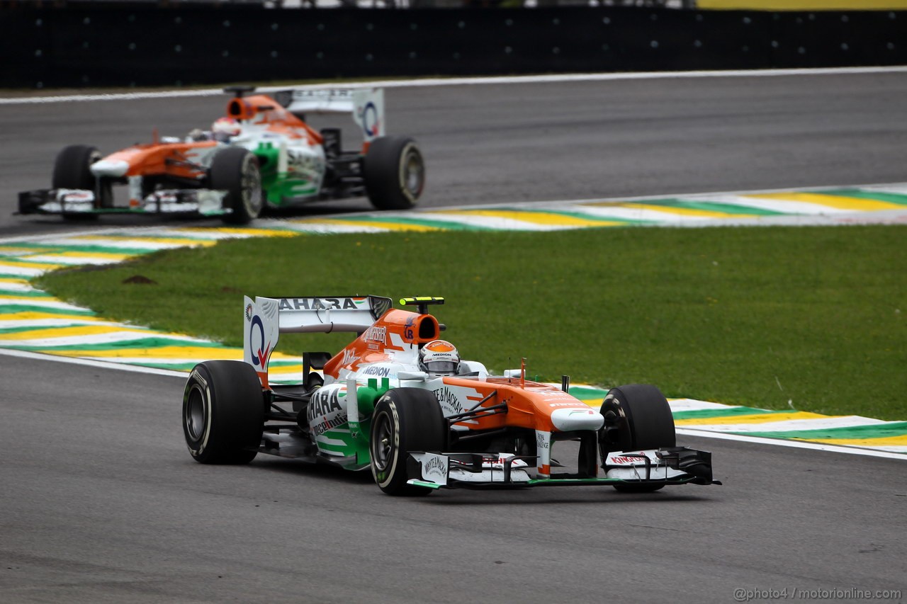 GP BRASILE, 24.11.2013 - Gara, Adrian Sutil (GER), Sahara Force India F1 Team VJM06 davanti a Paul di Resta (GBR) Sahara Force India F1 Team VJM06 