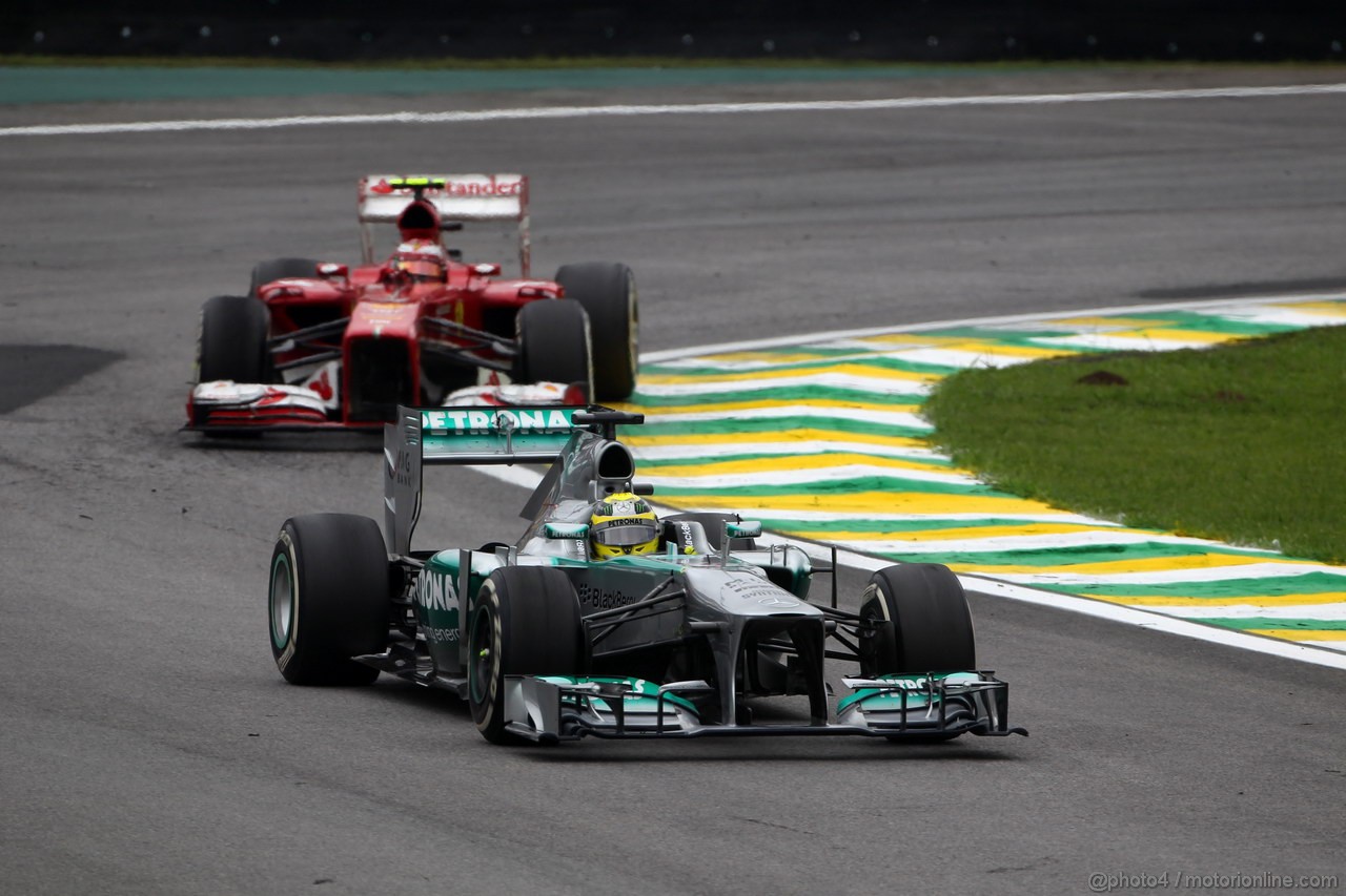 GP BRASILE, 24.11.2013 - Gara, Nico Rosberg (GER) Mercedes AMG F1 W04 davanti a Felipe Massa (BRA) Ferrari F138 