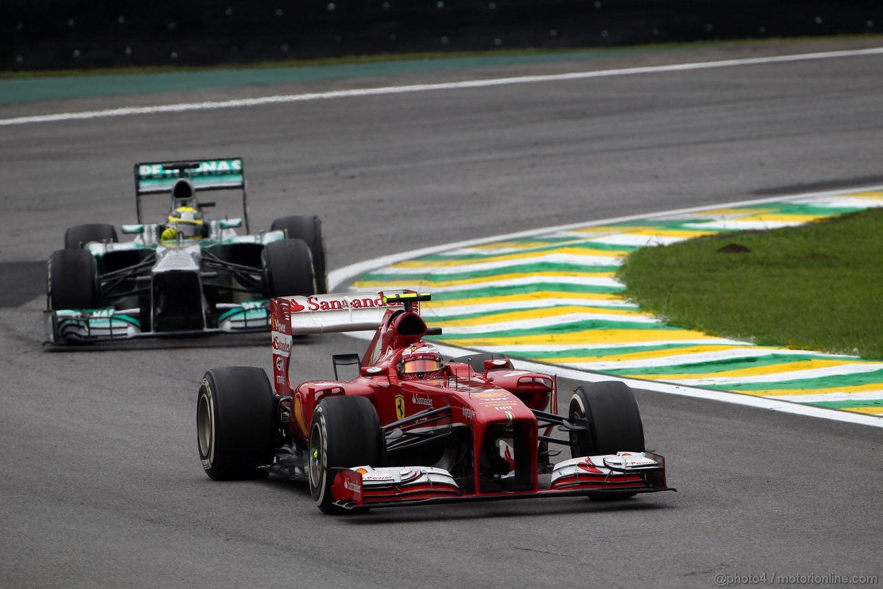 GP BRASILE, 24.11.2013 - Gara, Felipe Massa (BRA) Ferrari F138 davanti a Lewis Hamilton (GBR) Mercedes AMG F1 W04 