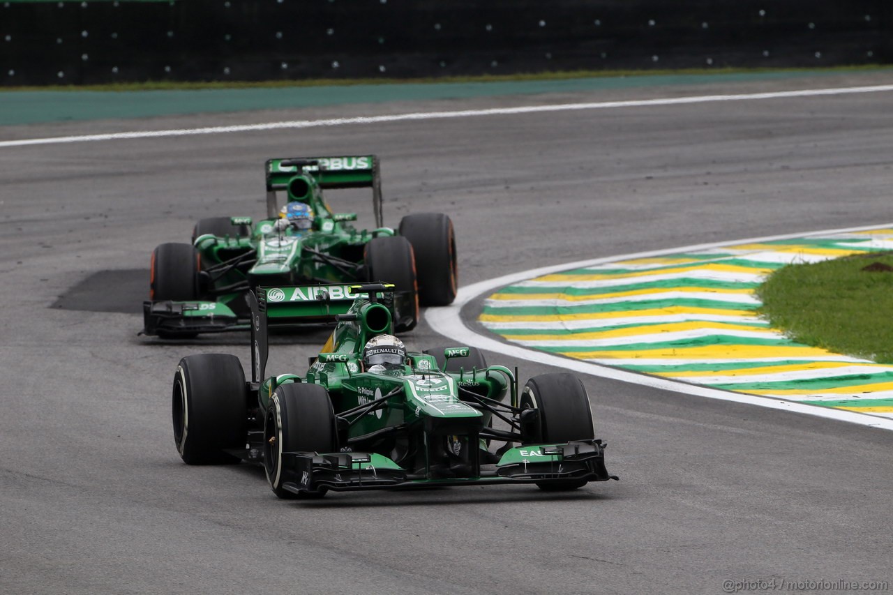 GP BRASILE, 24.11.2013 - Gara, Giedo Van der Garde (NED), Caterham F1 Team CT03 davanti a Charles Pic (FRA) Caterham F1 Team CT03 