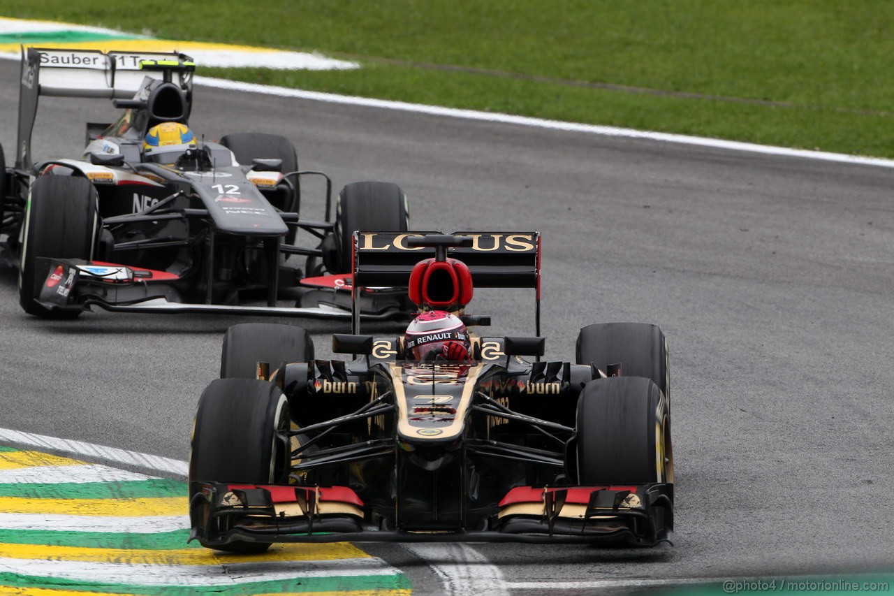 GP BRASILE, 24.11.2013 - Gara, Heikki Kovalainen (FIN) Lotus F1 Team E21  davanti a Esteban Gutierrez (MEX), Sauber F1 Team C32 