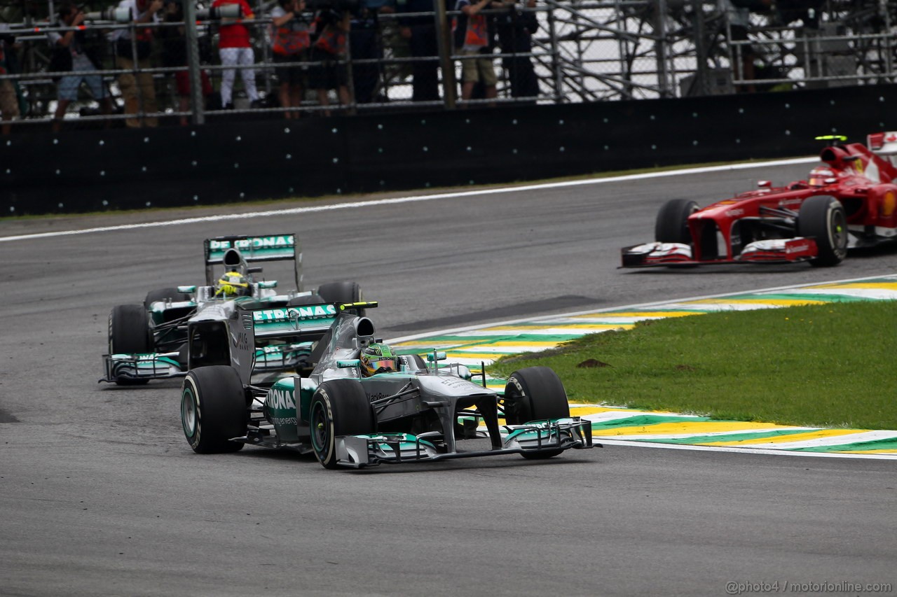 GP BRASILE, 24.11.2013 - Gara, Lewis Hamilton (GBR) Mercedes AMG F1 W04 davanti a Nico Rosberg (GER) Mercedes AMG F1 W04 e Felipe Massa (BRA) Ferrari F138 