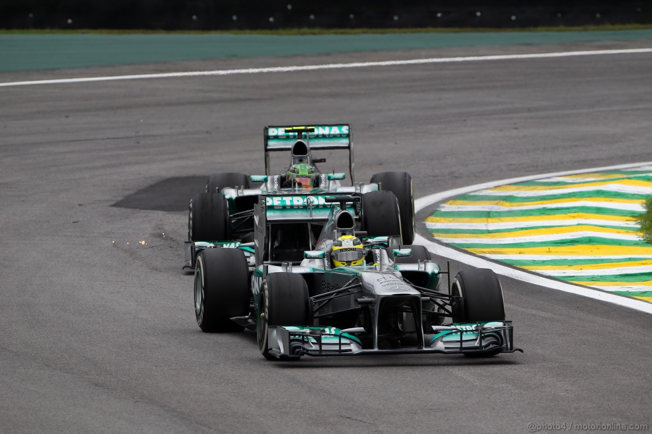 GP BRASILE, 24.11.2013 - Gara, Nico Rosberg (GER) Mercedes AMG F1 W04 davanti a Lewis Hamilton (GBR) Mercedes AMG F1 W04 
