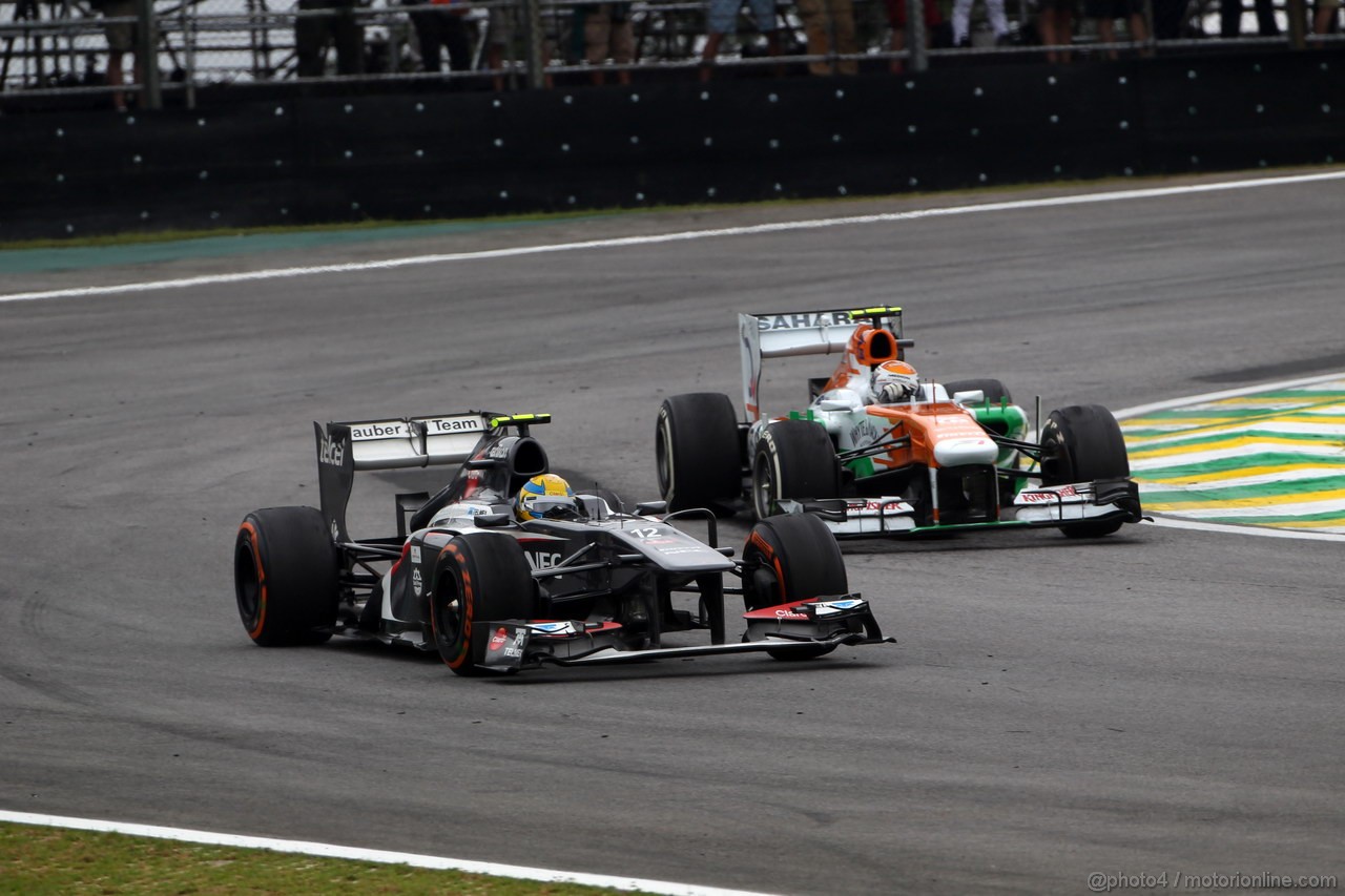 GP BRASILE, 24.11.2013 - Gara, Esteban Gutierrez (MEX), Sauber F1 Team C32 e Adrian Sutil (GER), Sahara Force India F1 Team VJM06