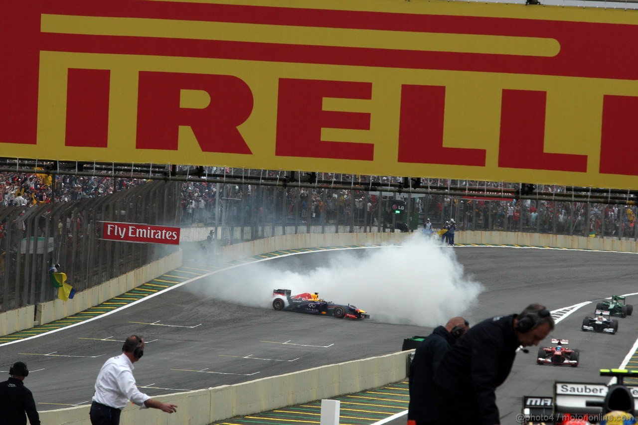 GP BRASILE, 24.11.2013 - Gara, Sebastian Vettel (GER) Red Bull Racing RB9 turned