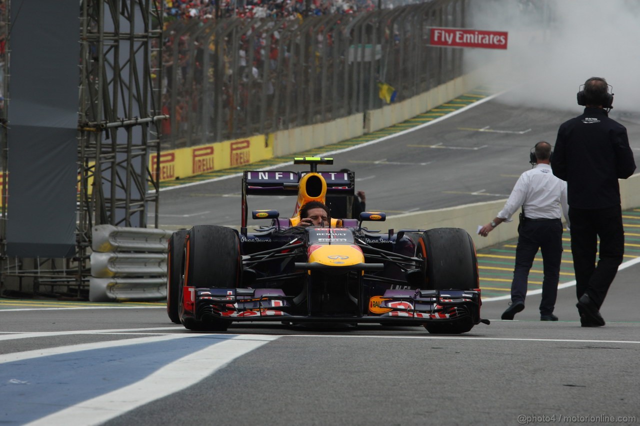 GP BRASILE, 24.11.2013 - Gara, secondo Mark Webber (AUS) Red Bull Racing RB9 without helmet