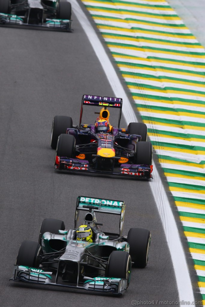 GP BRASILE, 24.11.2013 - Gara, Nico Rosberg (GER) Mercedes AMG F1 W04 davanti a Mark Webber (AUS) Red Bull Racing RB9 