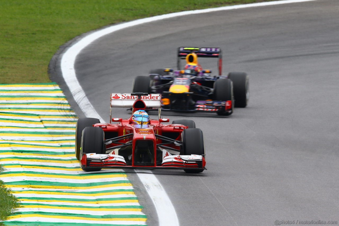 GP BRASILE, 24.11.2013 - Gara, Fernando Alonso (ESP) Ferrari F138 davanti a Mark Webber (AUS) Red Bull Racing RB9 