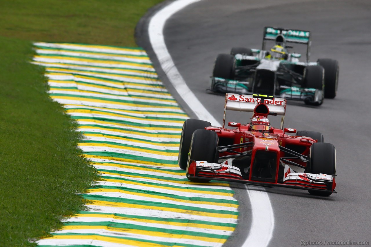 GP BRASILE, 24.11.2013 - Gara, Felipe Massa (BRA) Ferrari F138 davanti a Nico Rosberg (GER) Mercedes AMG F1 W04 