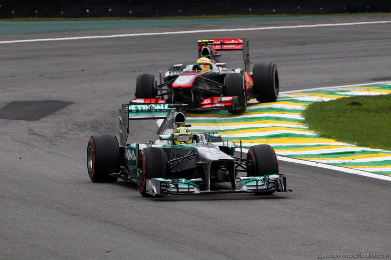 GP BRASILE, 24.11.2013 - Gara, Nico Rosberg (GER) Mercedes AMG F1 W04 davanti a Sergio Perez (MEX) McLaren MP4-28 