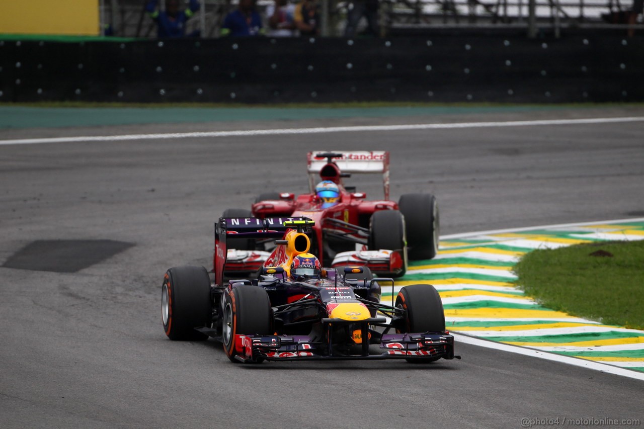 GP BRASILE, 24.11.2013 - Gara, Mark Webber (AUS) Red Bull Racing RB9 davanti a Fernando Alonso (ESP) Ferrari F138