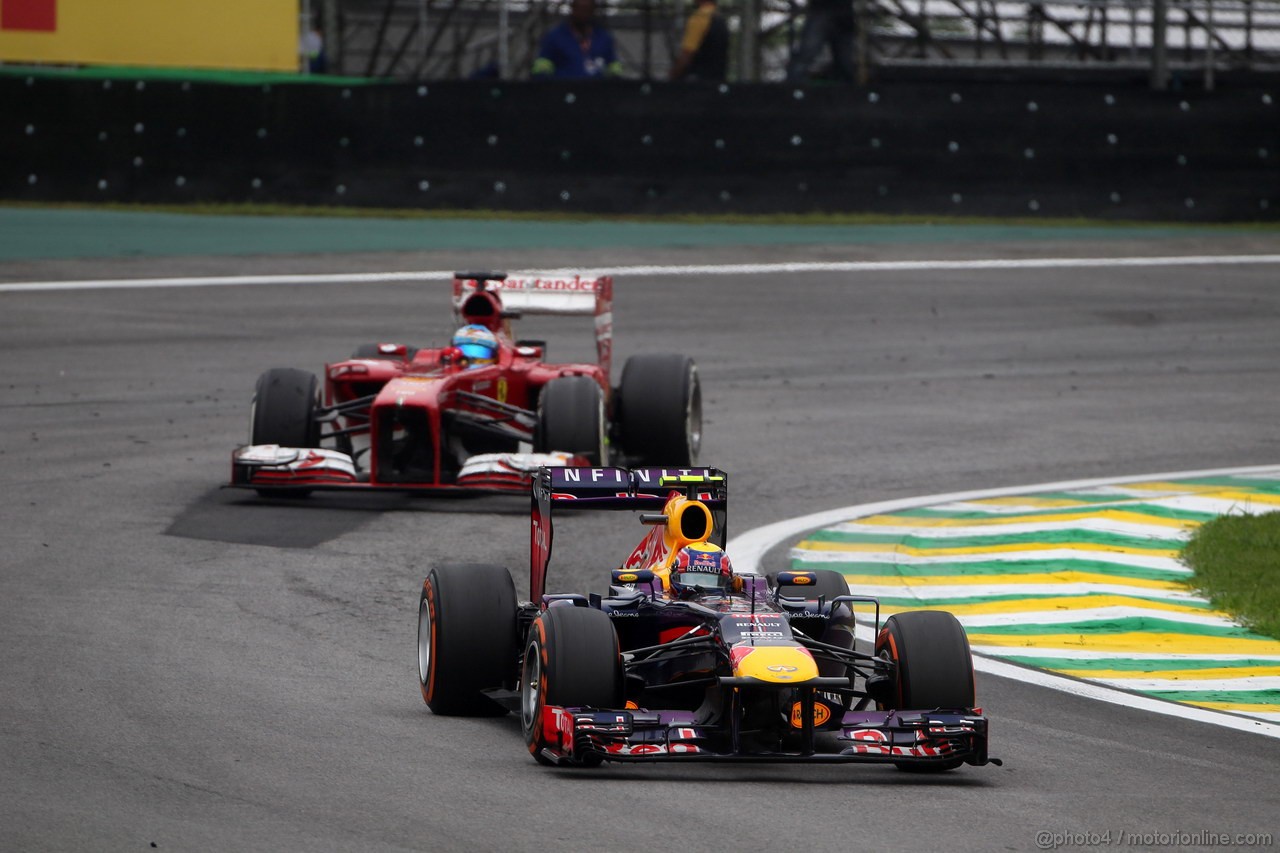 GP BRASILE, 24.11.2013 - Gara, Mark Webber (AUS) Red Bull Racing RB9 davanti a Fernando Alonso (ESP) Ferrari F138 