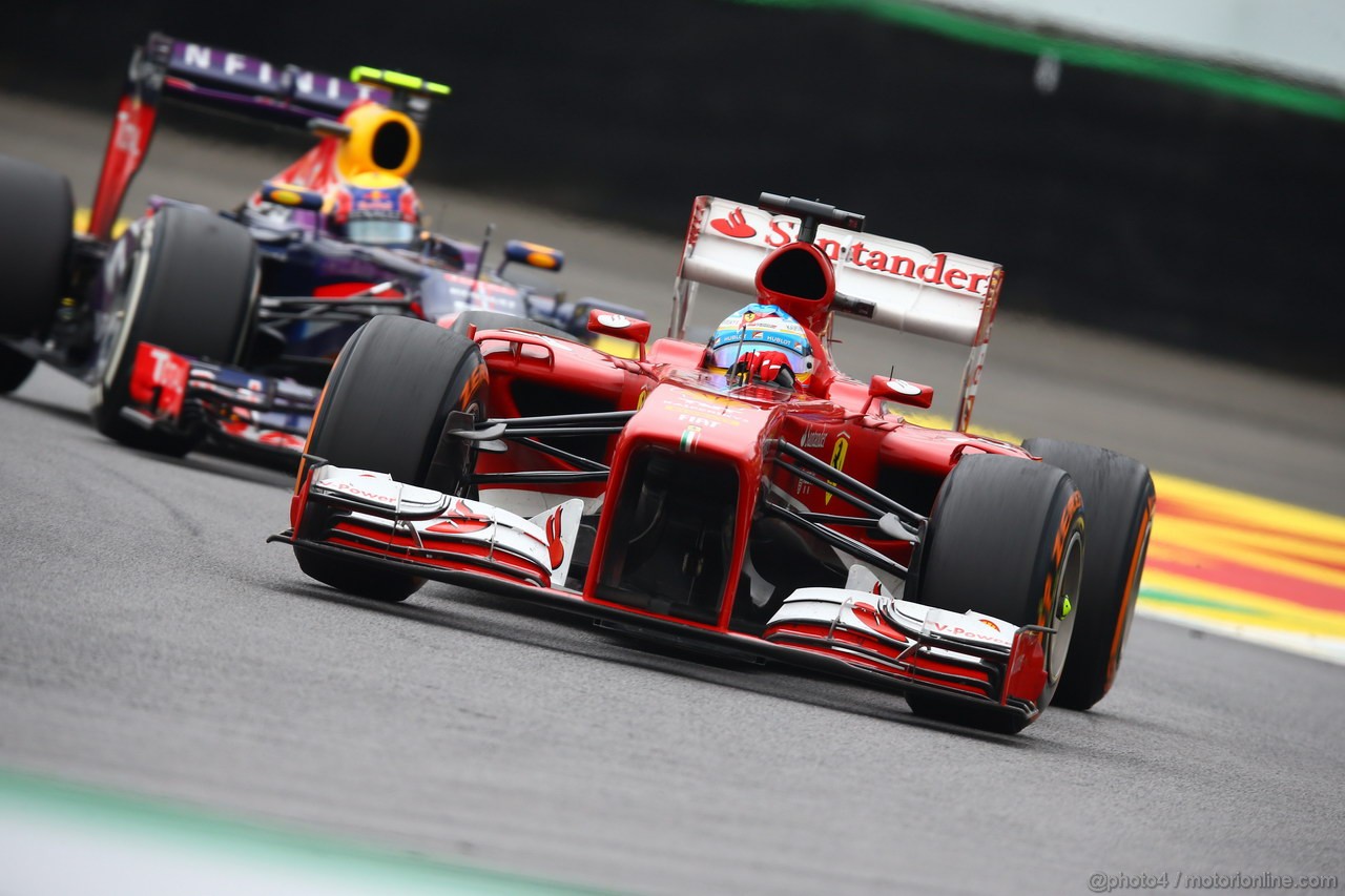 GP BRASILE, 24.11.2013 - Gara, Fernando Alonso (ESP) Ferrari F138 davanti a Felipe Massa (BRA) Ferrari F138 