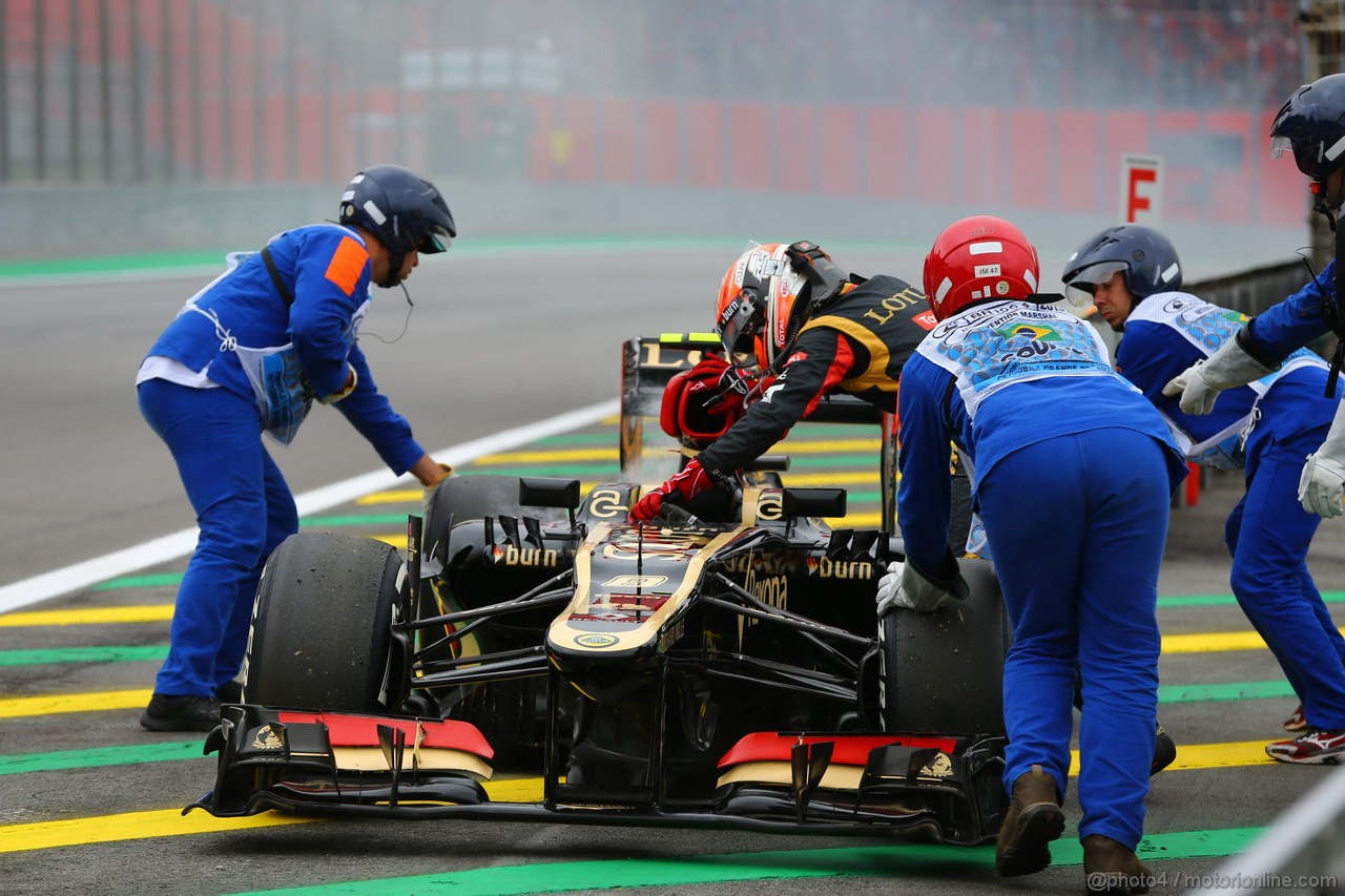 GP BRASILE, 24.11.2013 - Gara, Romain Grosjean (FRA) Lotus F1 Team E21 retires from the race 