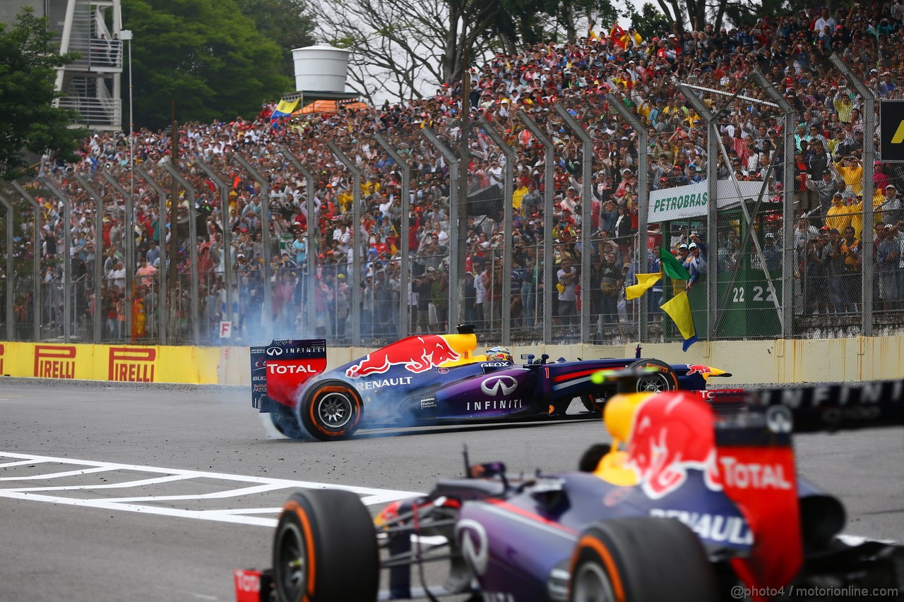 GP BRASILE, 24.11.2013 - Gara, Sebastian Vettel (GER) Red Bull Racing RB9 makes donuts