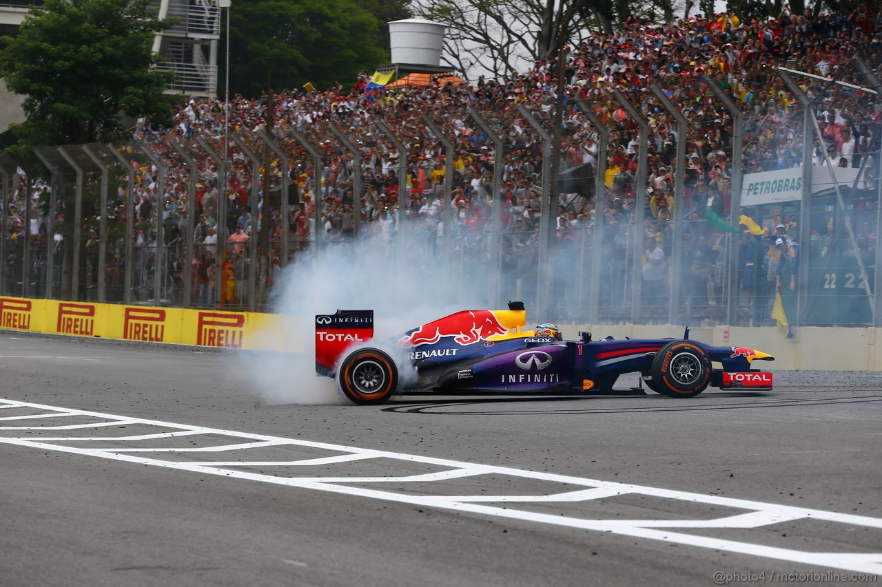 GP BRASILE, 24.11.2013 - Gara, Sebastian Vettel (GER) Red Bull Racing RB9 makes donuts