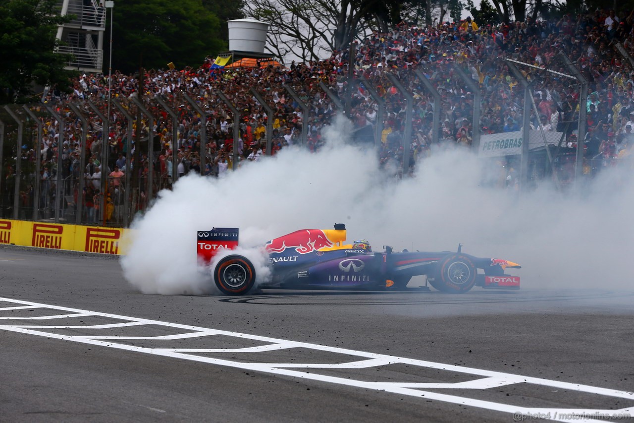 GP BRASILE, 24.11.2013 - Gara, Sebastian Vettel (GER) Red Bull Racing RB9 makes donuts