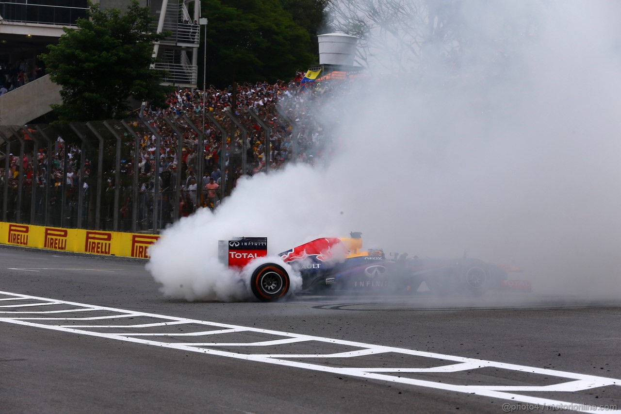 GP BRASILE, 24.11.2013 - Gara, Sebastian Vettel (GER) Red Bull Racing RB9 makes donuts