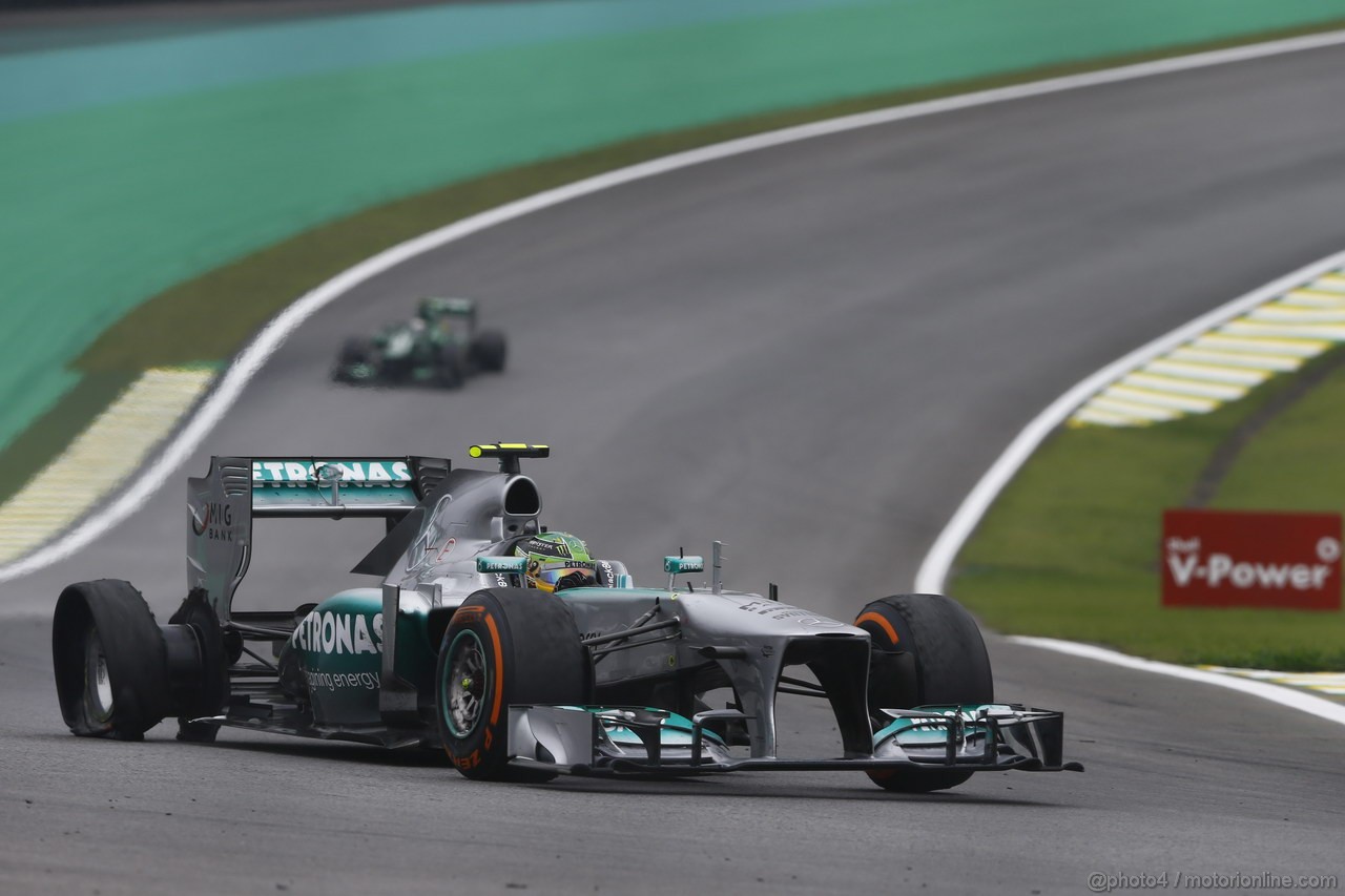 GP BRASILE, 24.11.2013 - Gara, Lewis Hamilton (GBR) Mercedes AMG F1 W04 with a punture