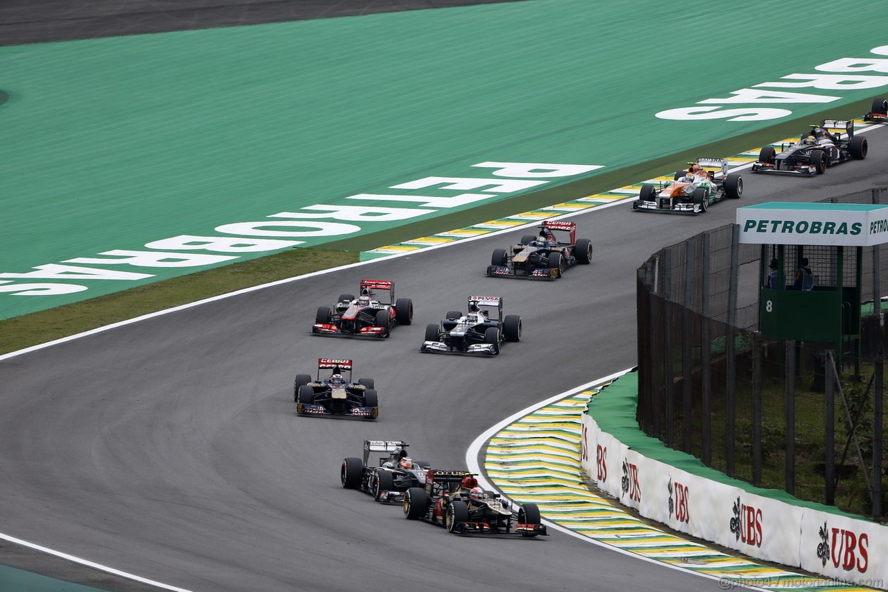 GP BRASILE, 24.11.2013 - Gara,Romain Grosjean (FRA) Lotus F1 Team E21 davanti a Nico Hulkenberg (GER) Sauber F1 Team C32 