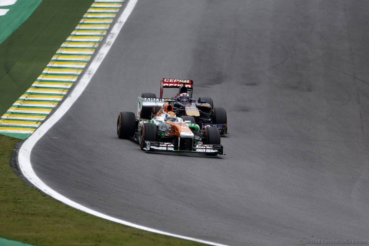 GP BRASILE, 24.11.2013 - Gara, Adrian Sutil (GER), Sahara Force India F1 Team VJM06 e Daniel Ricciardo (AUS) Scuderia Toro Rosso STR8 