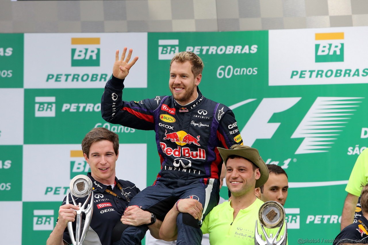 GP BRASILE, 24.11.2013 - Gara, Festeggiamentin, Sebastian Vettel (GER) Red Bull Racing RB9 
