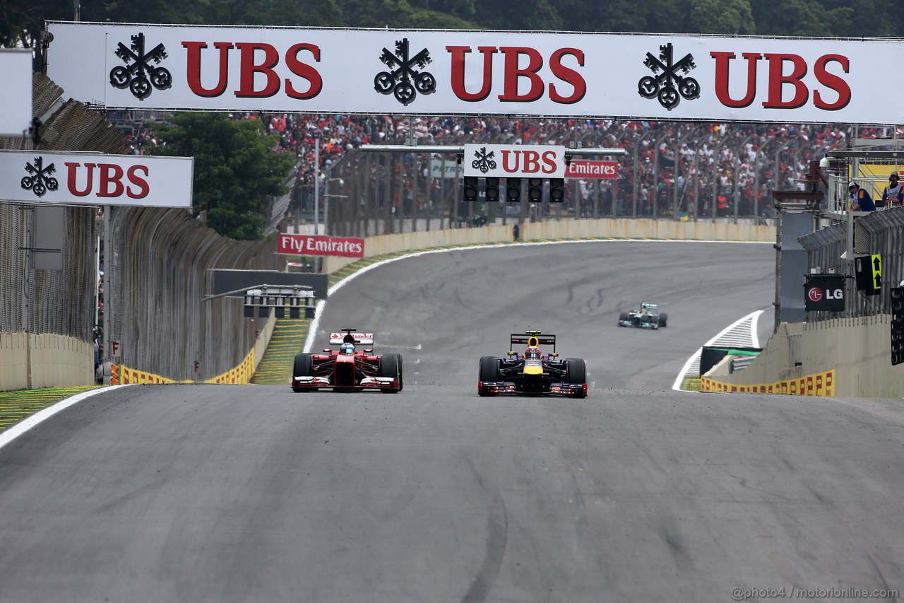 GP BRASILE, 24.11.2013 - Gara, Mark Webber (AUS) Red Bull Racing RB9 pass Fernando Alonso (ESP) Ferrari F138