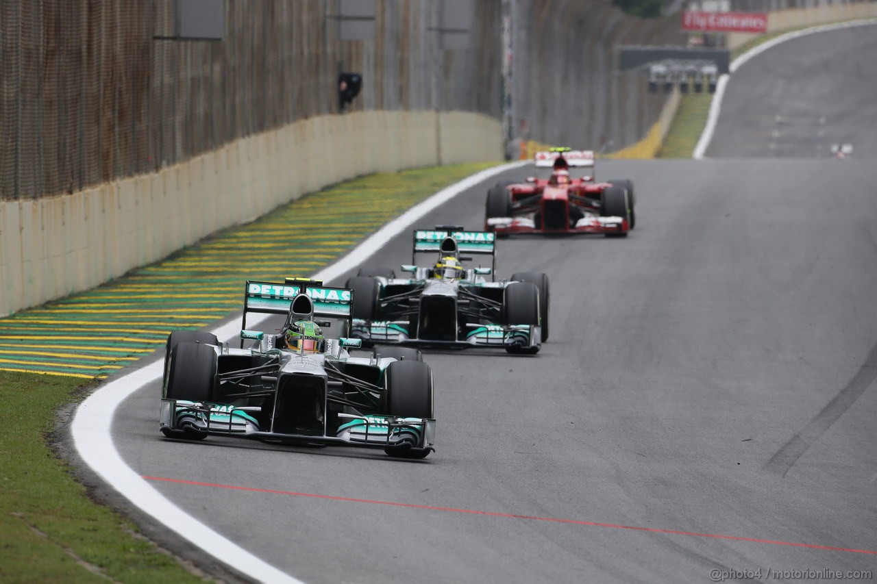 GP BRASILE, 24.11.2013 - Gara, Lewis Hamilton (GBR) Mercedes AMG F1 W04 davanti a Nico Rosberg (GER) Mercedes AMG F1 W04 