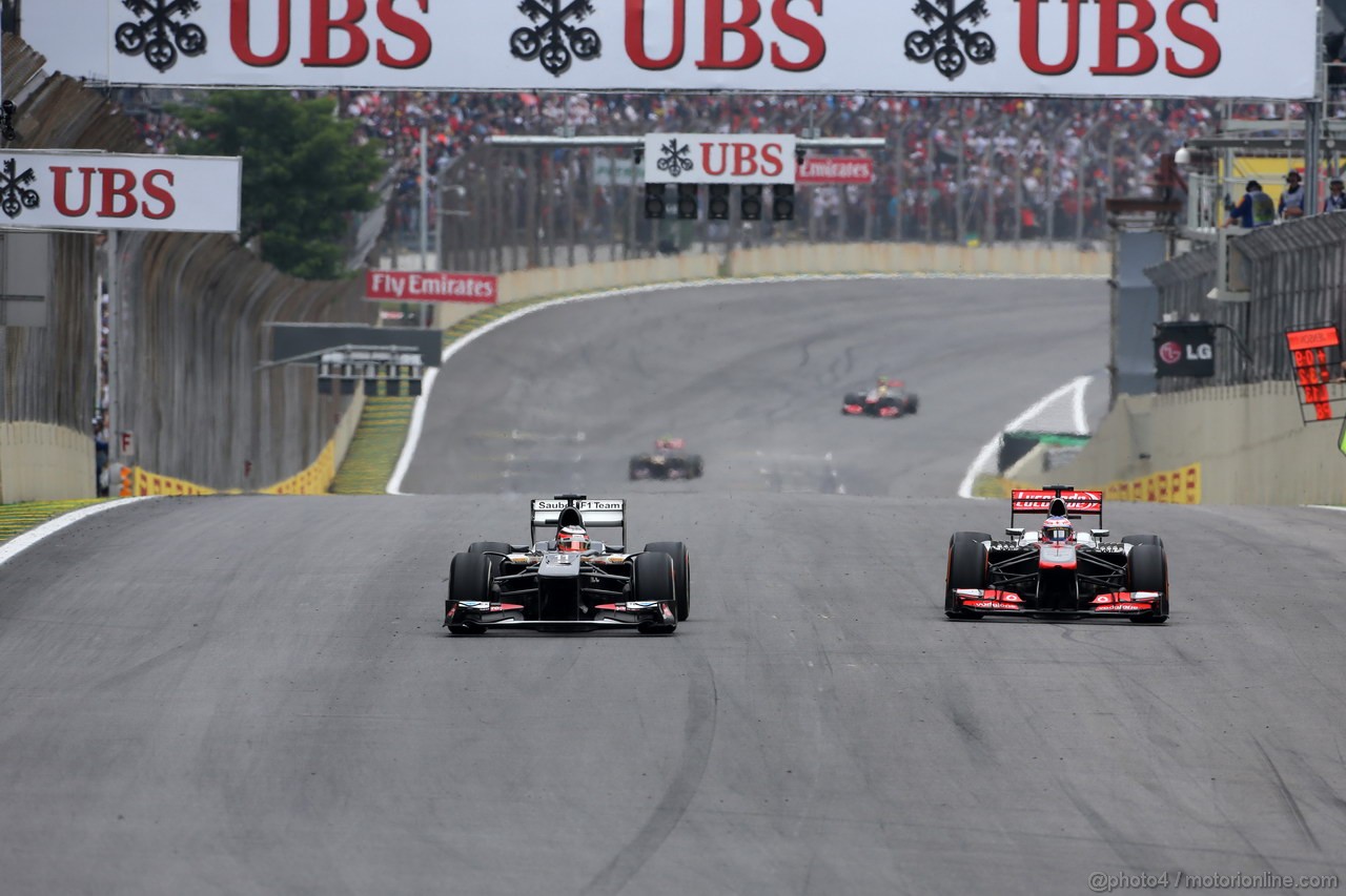 GP BRASILE, 24.11.2013 - Gara, Nico Hulkenberg (GER) Sauber F1 Team C32 e Jenson Button (GBR) McLaren Mercedes MP4-28 